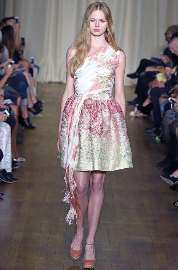 One-shoulder dresses spring-summer 2024