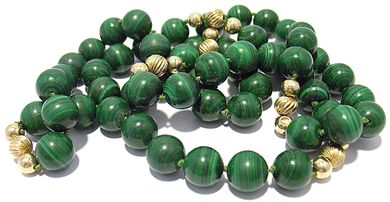 Beads made of gold and malachite