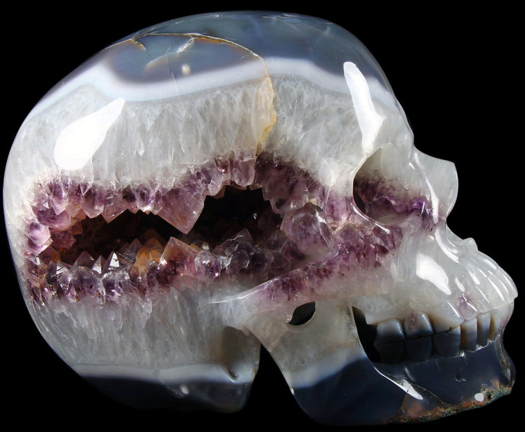 Skull made of amethyst stone