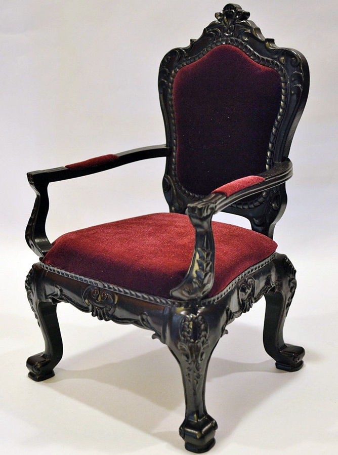 Luxurious doll chair