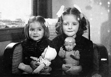 Lots of vintage dolls in old photos!