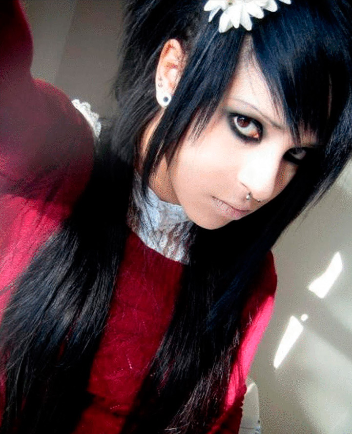 Emo hairstyle and makeup