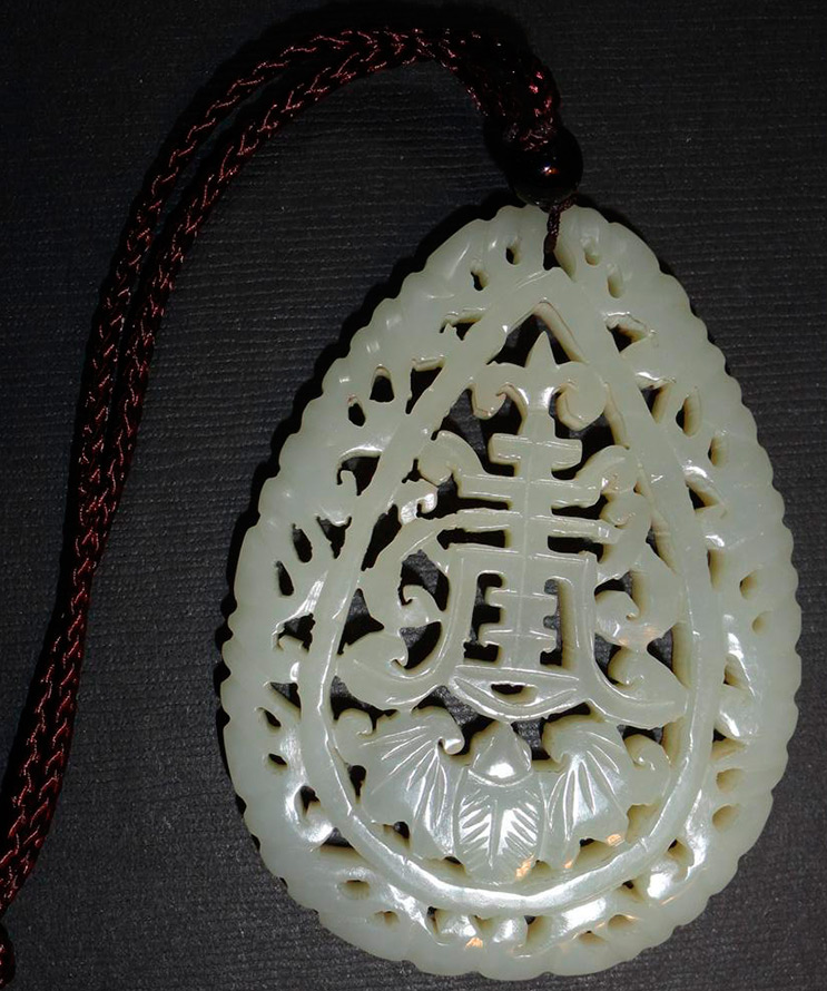 Pendentif jade blanc