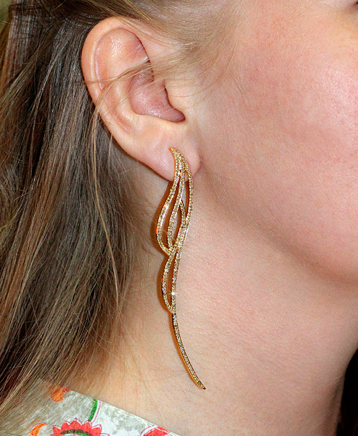 Boucles d'oreilles longues à la mode printemps-été 2024