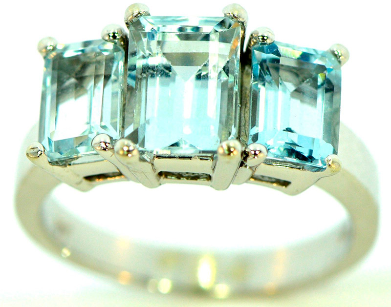 Ring with aquamarines