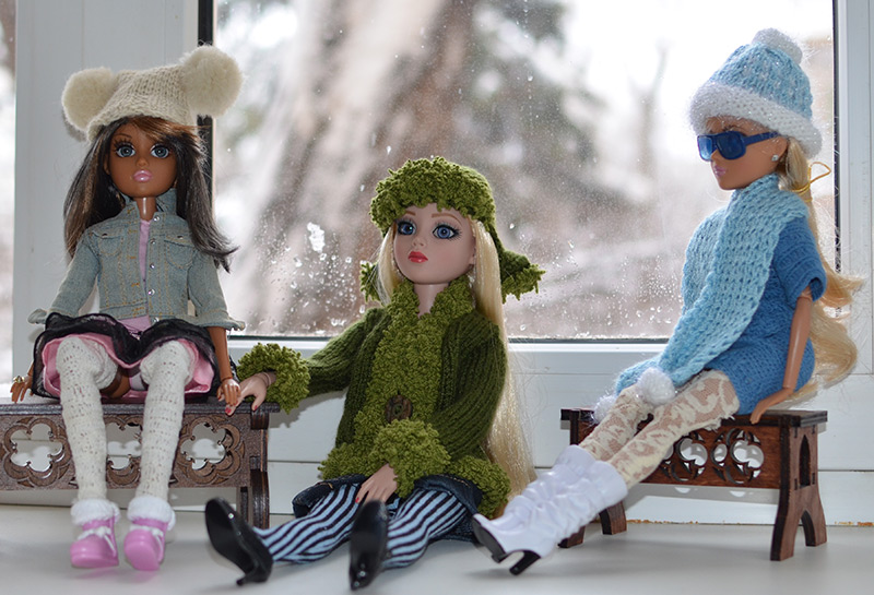 Dolls in knitted hats