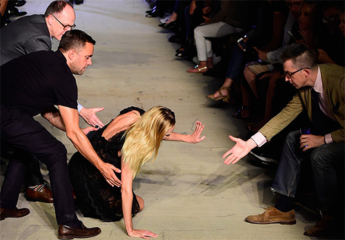 Falling models on the catwalk