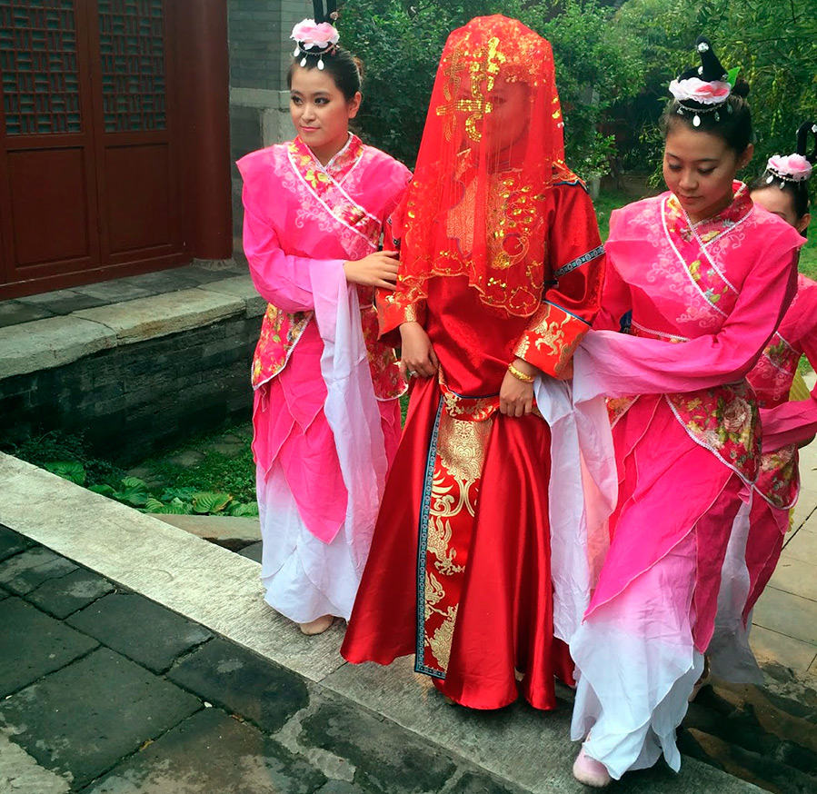 Wedding dresses and traditions in China