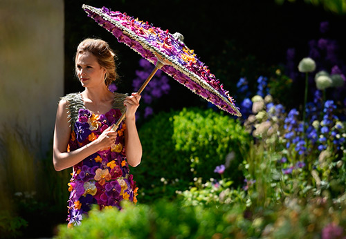 15 Wedding and Evening Dresses Made of Natural Flowers