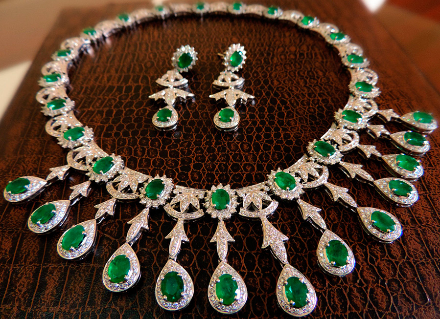 Necklace with emeralds