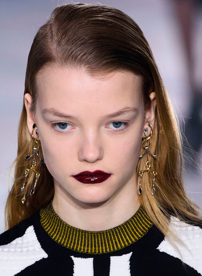 Dark lipstick on the lips beauty trend 2024-2025