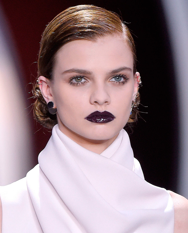 Dark lipstick on the lips beauty trend 2024-2025