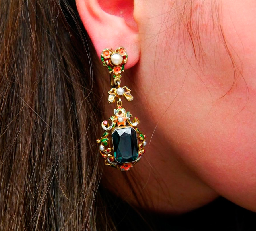 Earrings with enamel