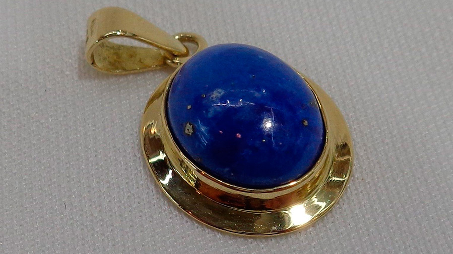 Pendant with lapis lazuli