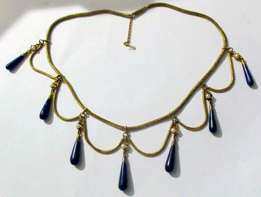 Necklace with lapis lazuli stone