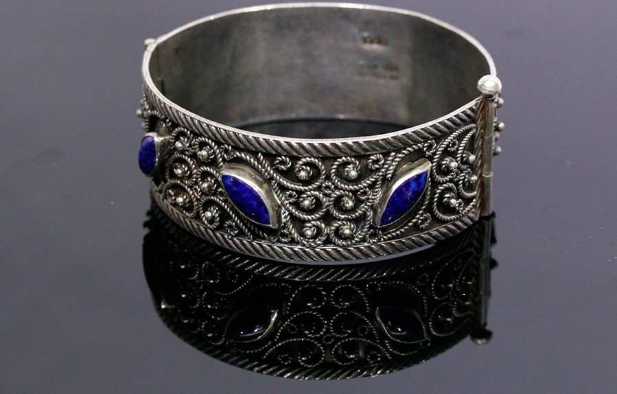 Bracelet with lapis lazuli