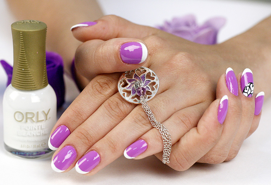 Choosing jewelry to match the color of the manicure