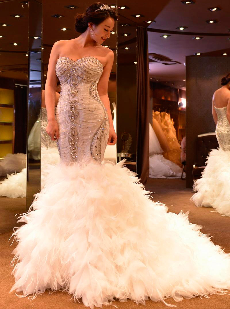 Choosing a chic wedding dress with feathers