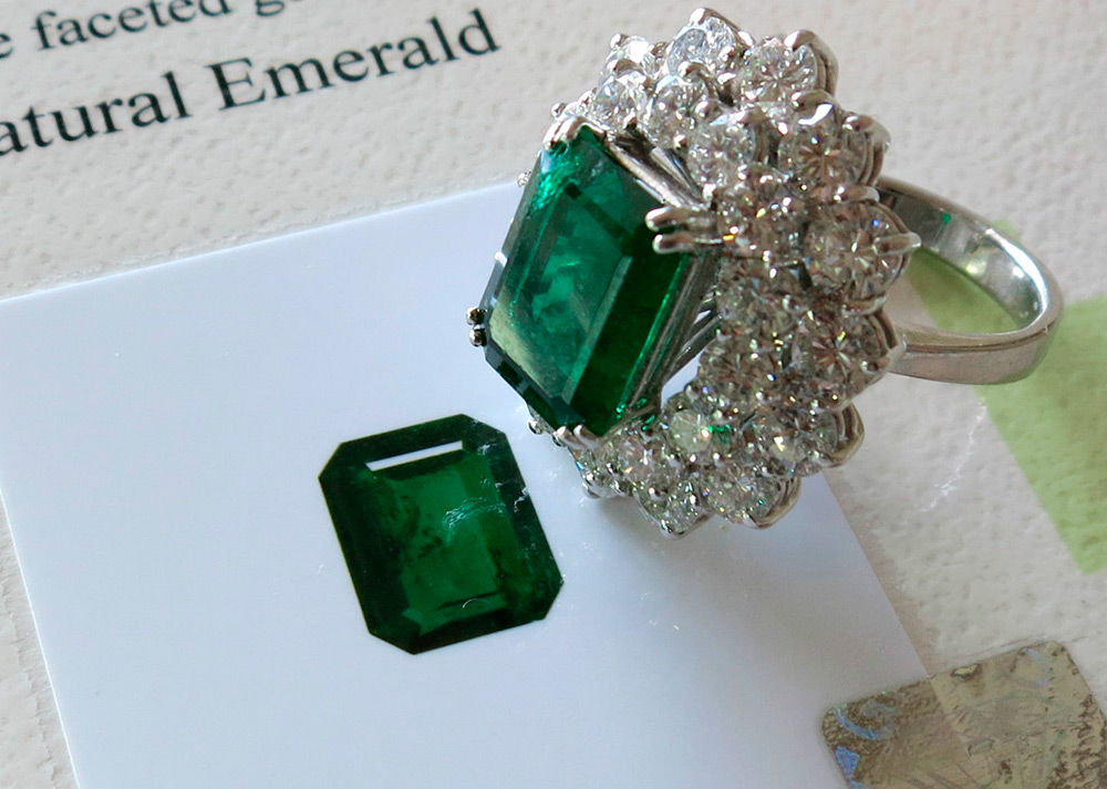 Ring with a large emerald