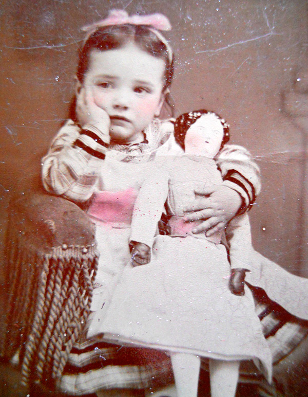 Fille avec photo antique de poupée