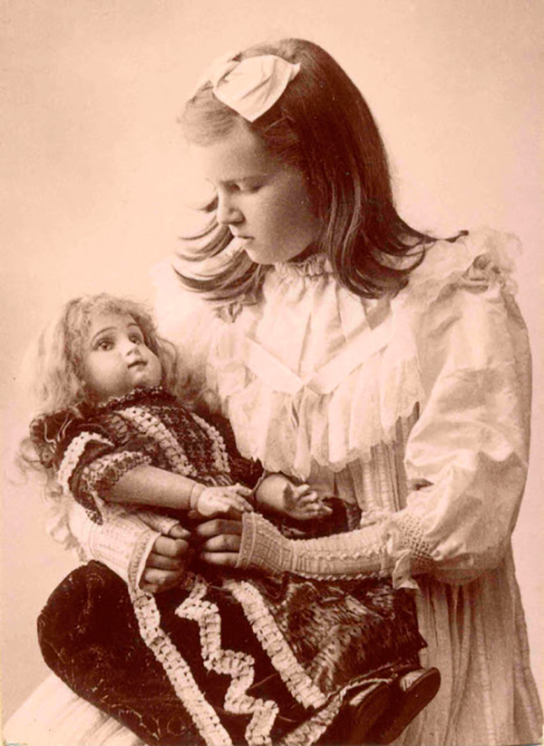 Filles avec leurs poupées préférées sur des photos anciennes