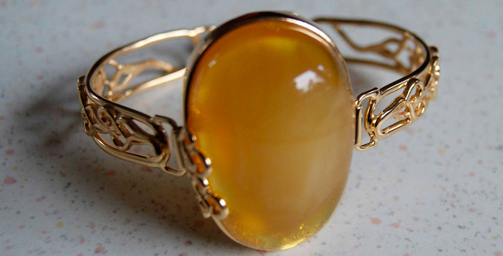 Gold bracelet with amber