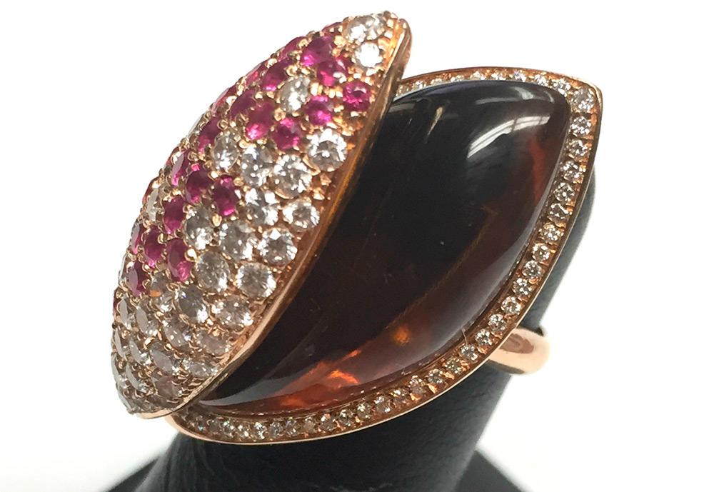 Ring with diamonds and amber