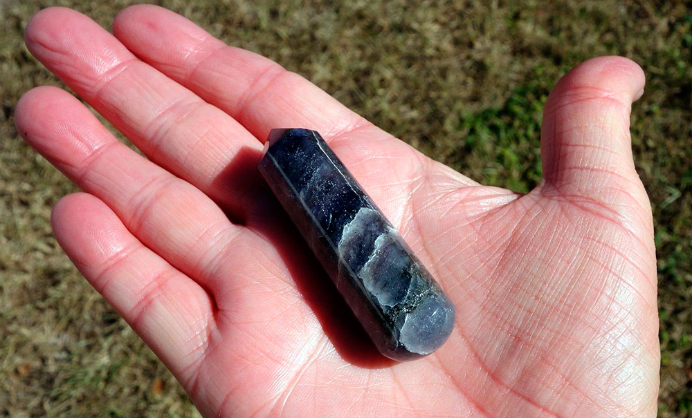 Iolite - properties of violet stone