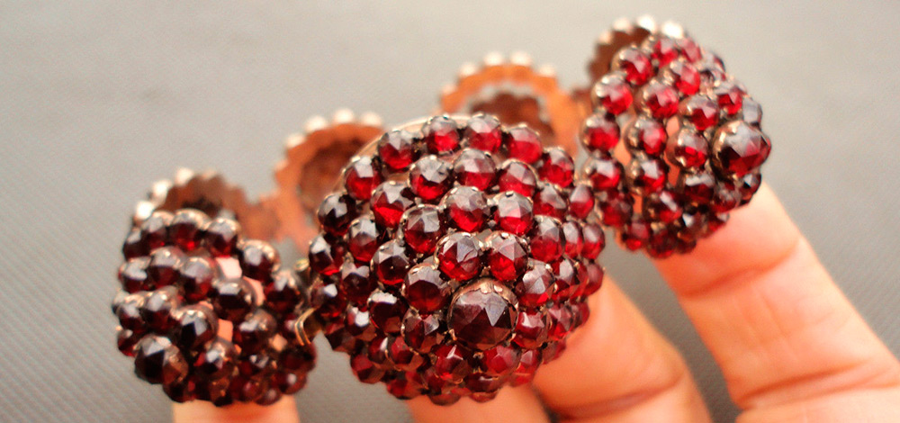 Bracelet with garnets