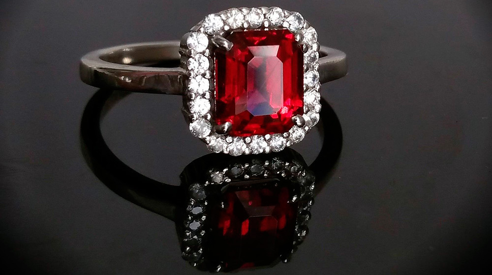 Ring with garnet stone