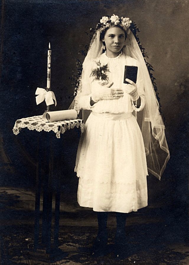 The youngest brides of Christ - vintage photos of girls