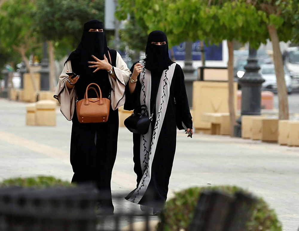 Women in niqabs for a walk