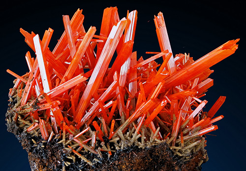 Crocoite stone and its magical properties in jewelry