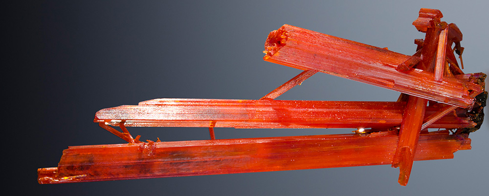 Crocoite stone and its magical properties in jewelry