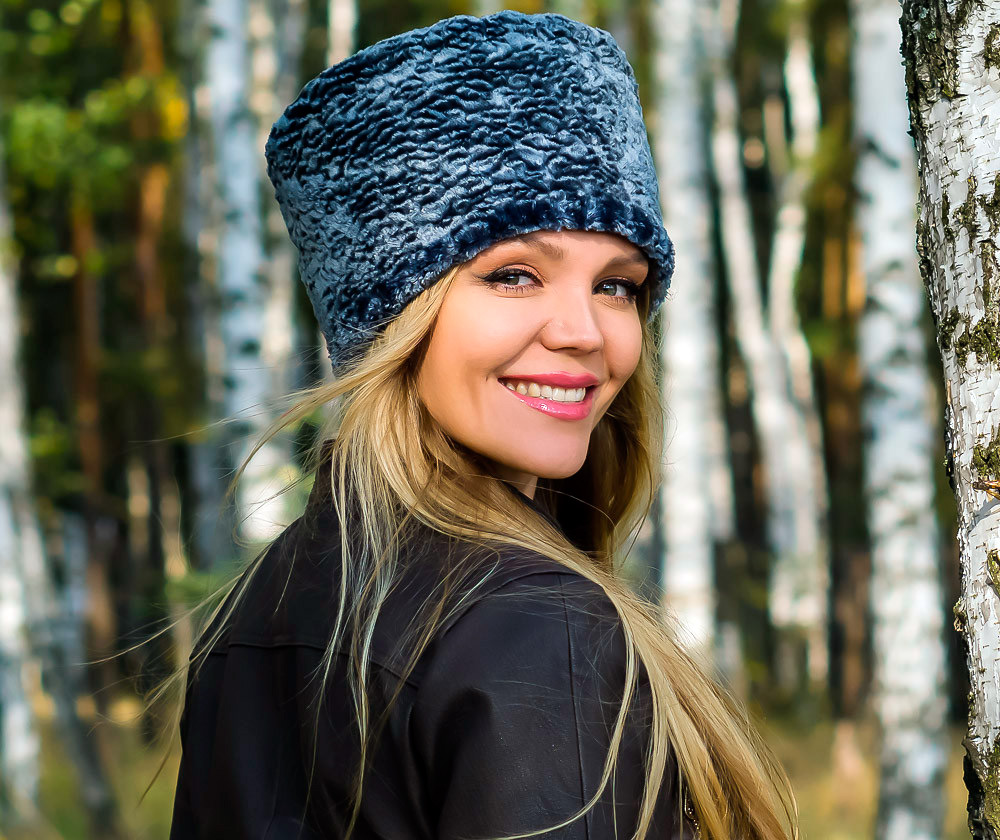 Karakul hat for girls instead of a knitted hat