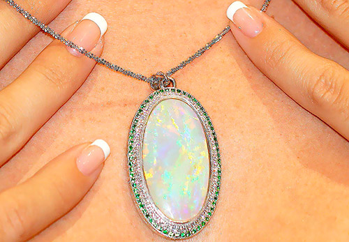 Opal - the story of an extraordinary stone and the best jewelry