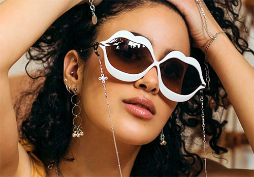 Sunglasses on a chain - a fashion trend