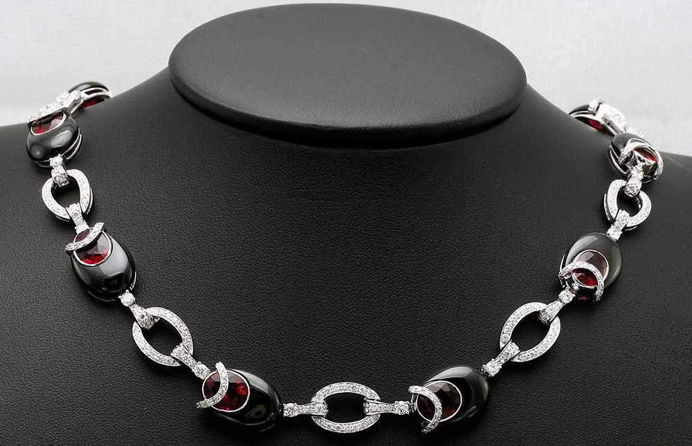 Necklace with diamonds and rhodolites