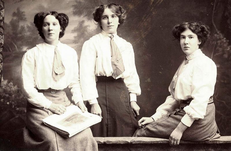 Edwardian girls and Gibson girls hairstyles