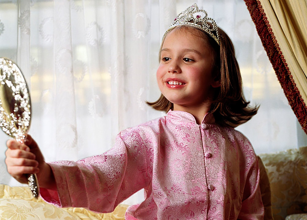 How to choose a tiara or diadem for a girl