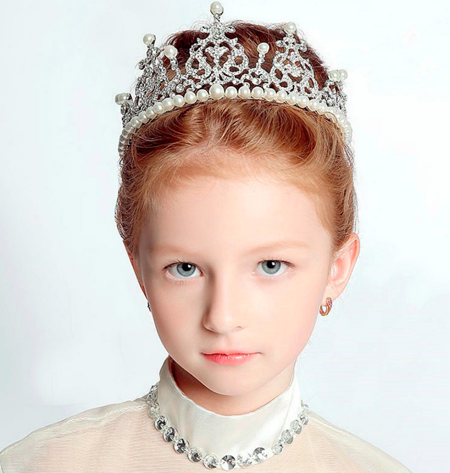 How to choose a tiara for a girl