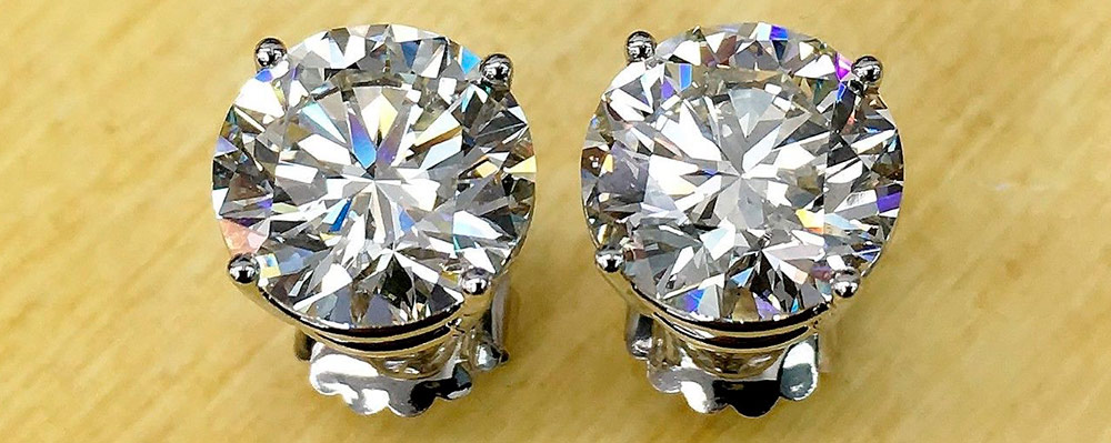 Stud earrings with diamonds