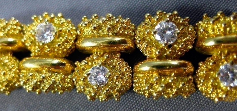 Gold jewelry for the new year 2024