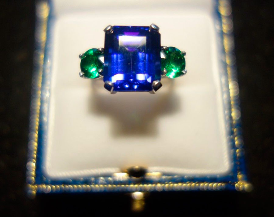 Ring with tanzanite and tsavorites