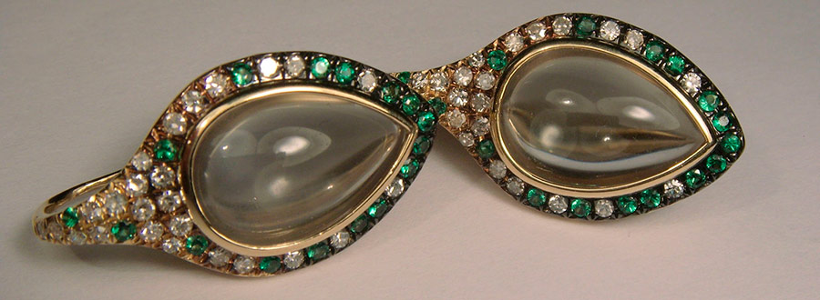 Earrings with tsavorite