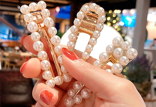 Beautiful hairpins with pearls - a fashion trend