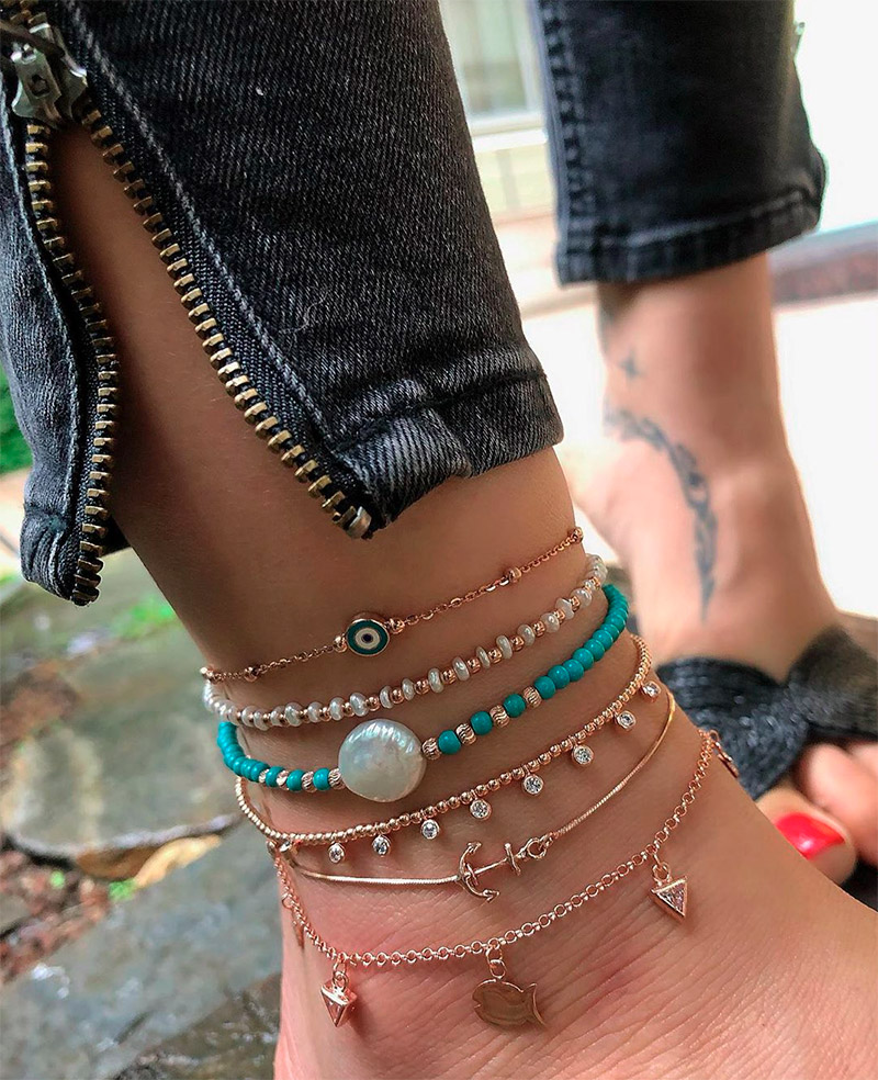 An ankle bracelet is a charming summer decoration