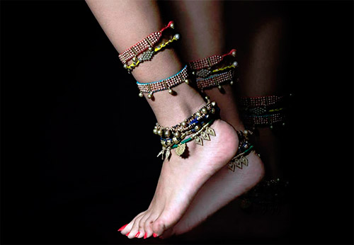 An ankle bracelet is a charming summer decoration