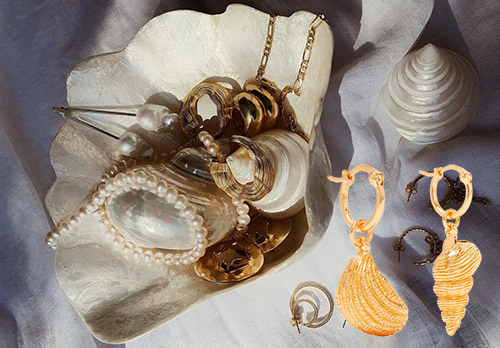 Necklaces and earrings with shells are the most fashionable jewelry