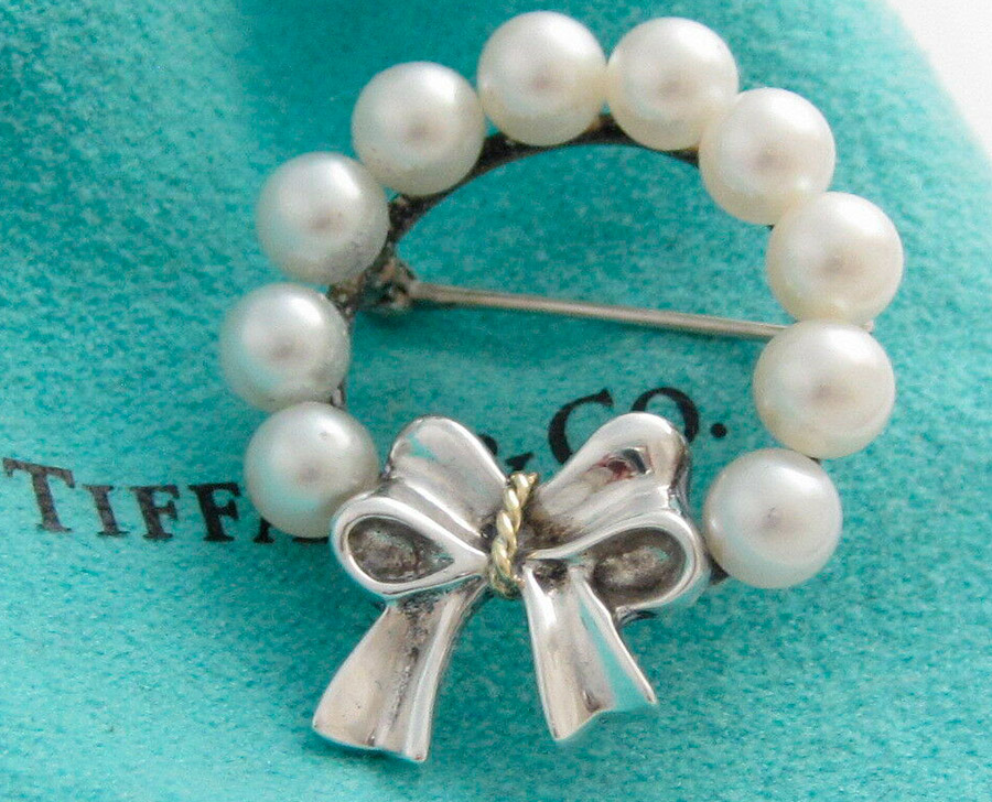 Brooch with pearls